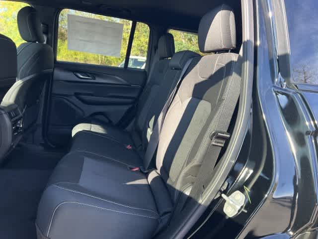 2027 Jeep Grand Cherokee GRAND CHEROKEE LAREDO X 4X4