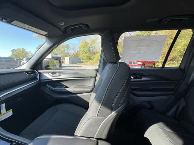 2027 Jeep Grand Cherokee GRAND CHEROKEE LAREDO X 4X4
