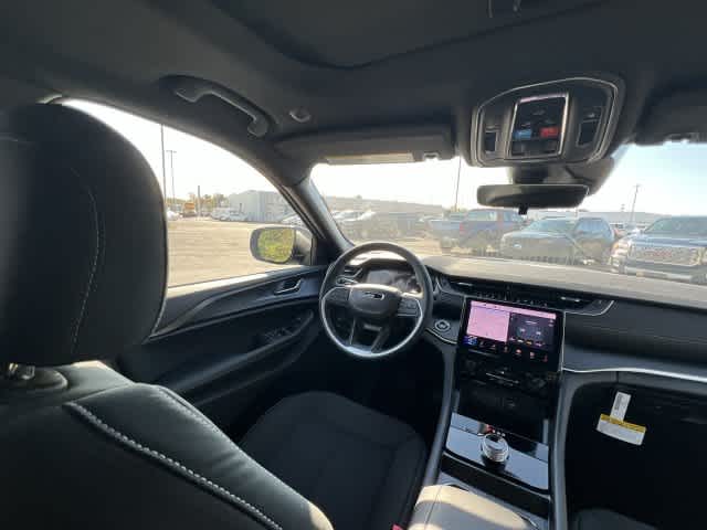 2027 Jeep Grand Cherokee GRAND CHEROKEE LAREDO X 4X4