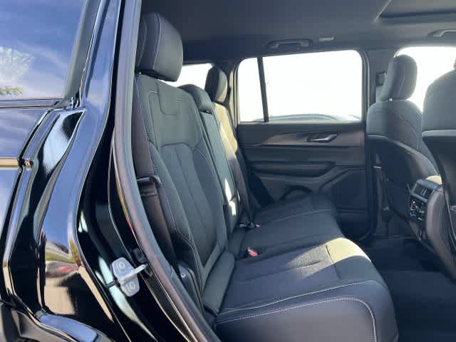 2027 Jeep Grand Cherokee GRAND CHEROKEE LAREDO X 4X4