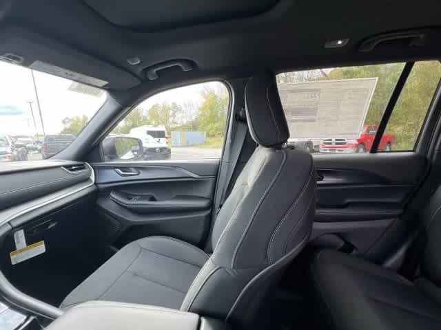 2027 Jeep Grand Cherokee GRAND CHEROKEE LAREDO X 4X4