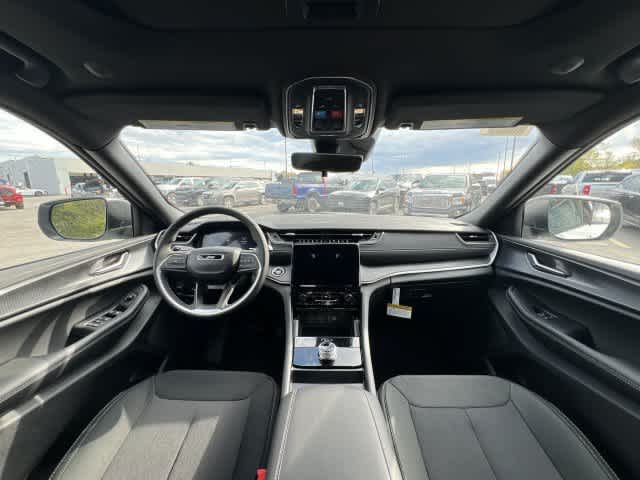 2027 Jeep Grand Cherokee GRAND CHEROKEE LAREDO X 4X4