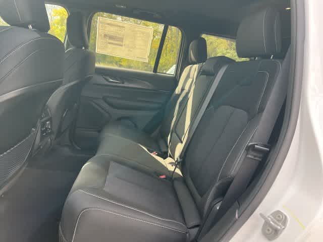 2027 Jeep Grand Cherokee GRAND CHEROKEE LAREDO X 4X4