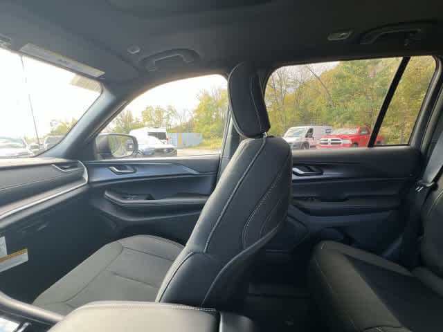 2027 Jeep Grand Cherokee GRAND CHEROKEE LAREDO X 4X4