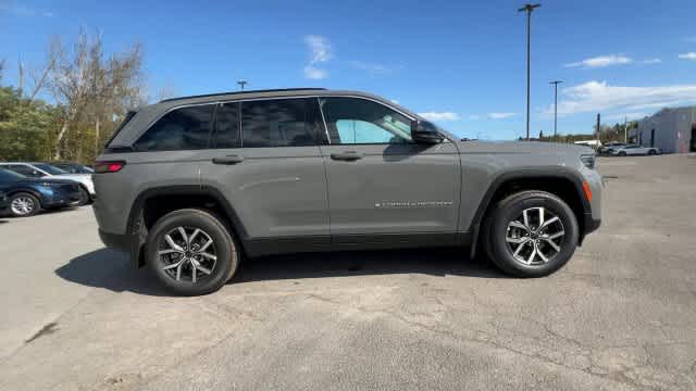 2027 Jeep Grand Cherokee GRAND CHEROKEE LAREDO X 4X4