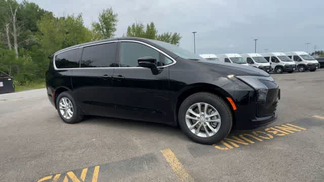 2027 Chrysler Pacifica PACIFICA SELECT AWD