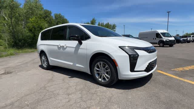 2027 Chrysler Pacifica PACIFICA SELECT AWD