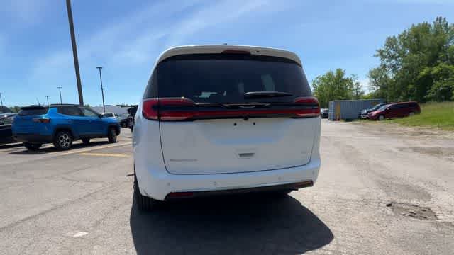 2027 Chrysler Pacifica PACIFICA SELECT AWD