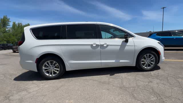 2027 Chrysler Pacifica PACIFICA SELECT AWD