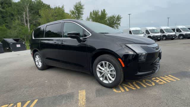 2027 Chrysler Pacifica PACIFICA SELECT AWD