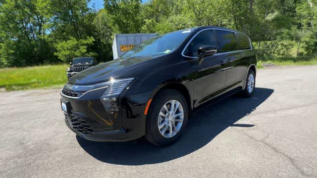 2027 Chrysler Pacifica PACIFICA SELECT AWD