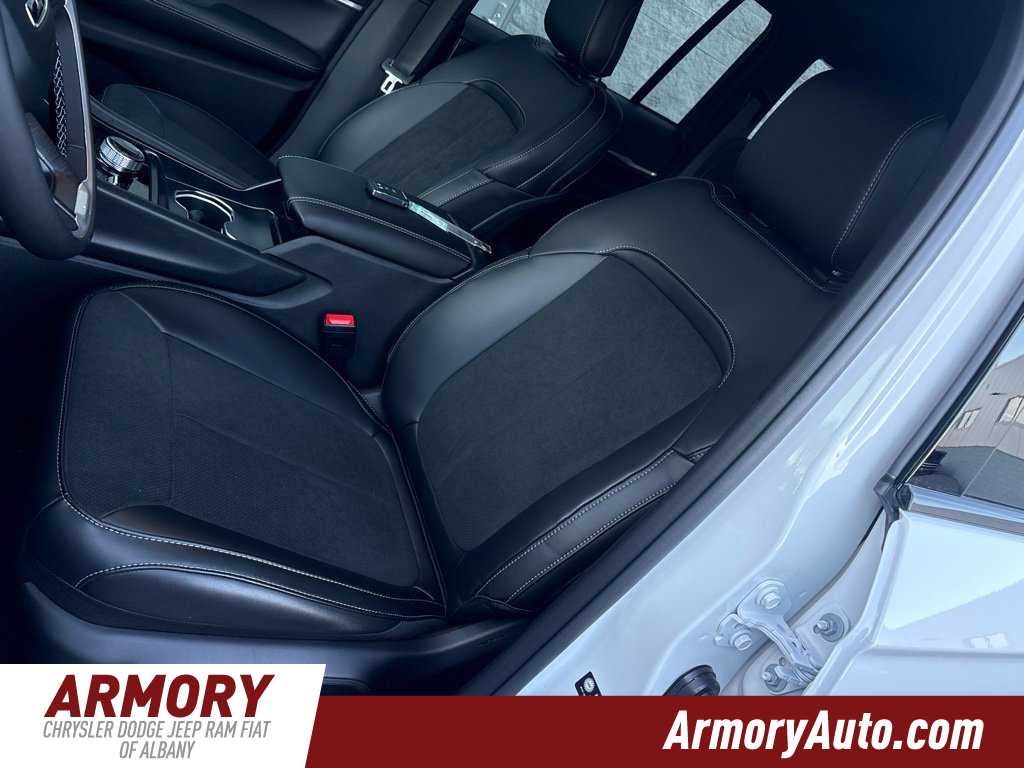 2027 Jeep Grand Cherokee Laredo Altitude