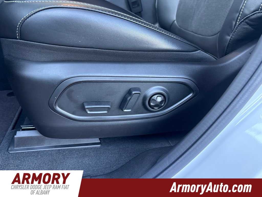 2027 Jeep Grand Cherokee Laredo Altitude