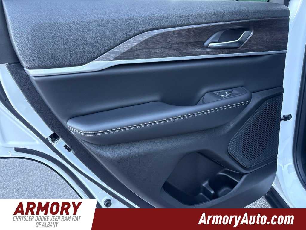 2027 Jeep Grand Cherokee Laredo Altitude
