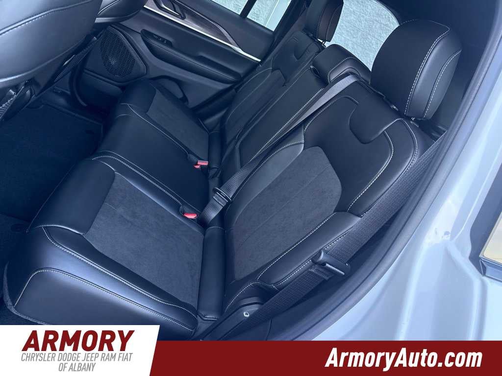 2027 Jeep Grand Cherokee Laredo Altitude