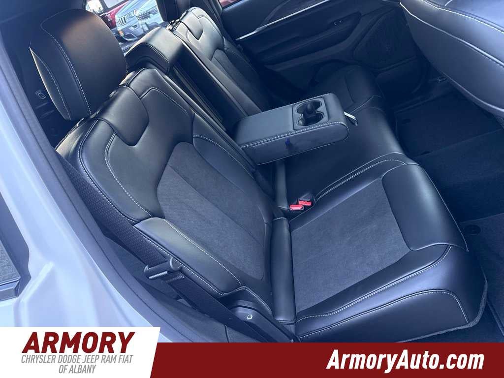 2027 Jeep Grand Cherokee Laredo Altitude