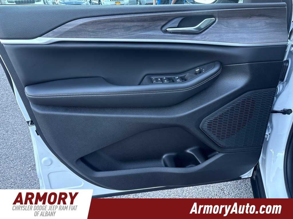 2027 Jeep Grand Cherokee Laredo Altitude