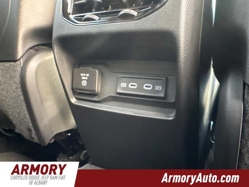 2027 Jeep Grand Cherokee Laredo Altitude