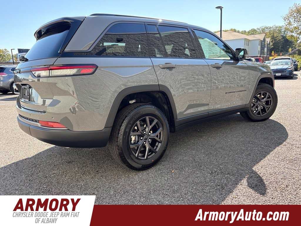 2027 Jeep Grand Cherokee Laredo Altitude