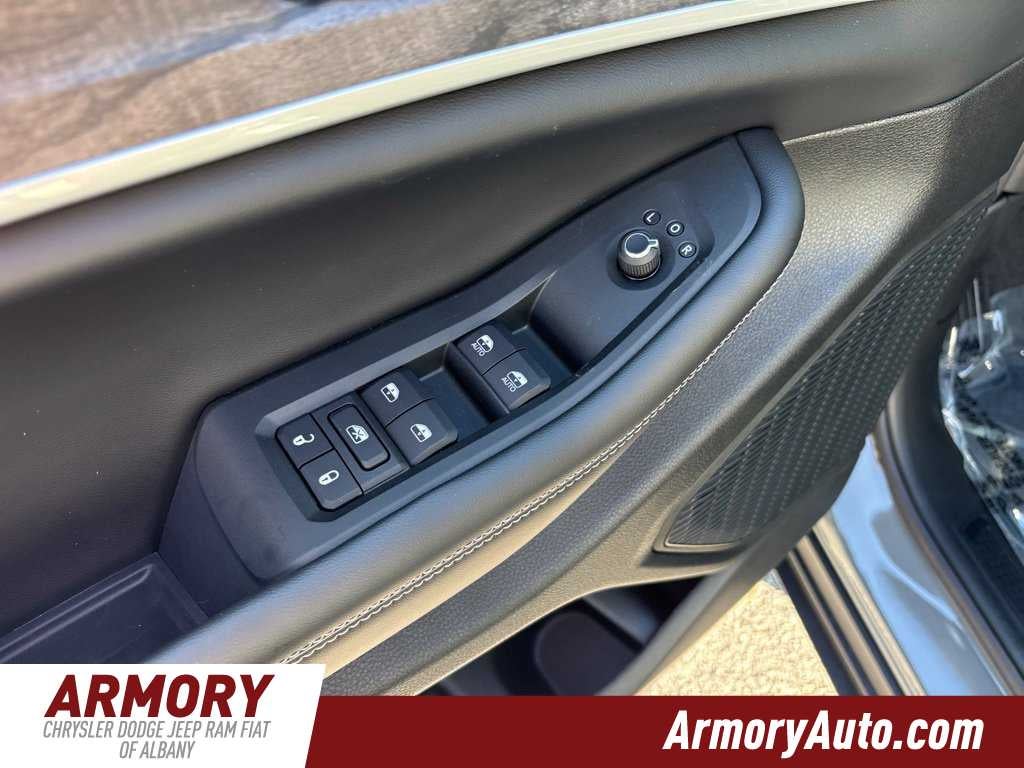 2027 Jeep Grand Cherokee Laredo Altitude