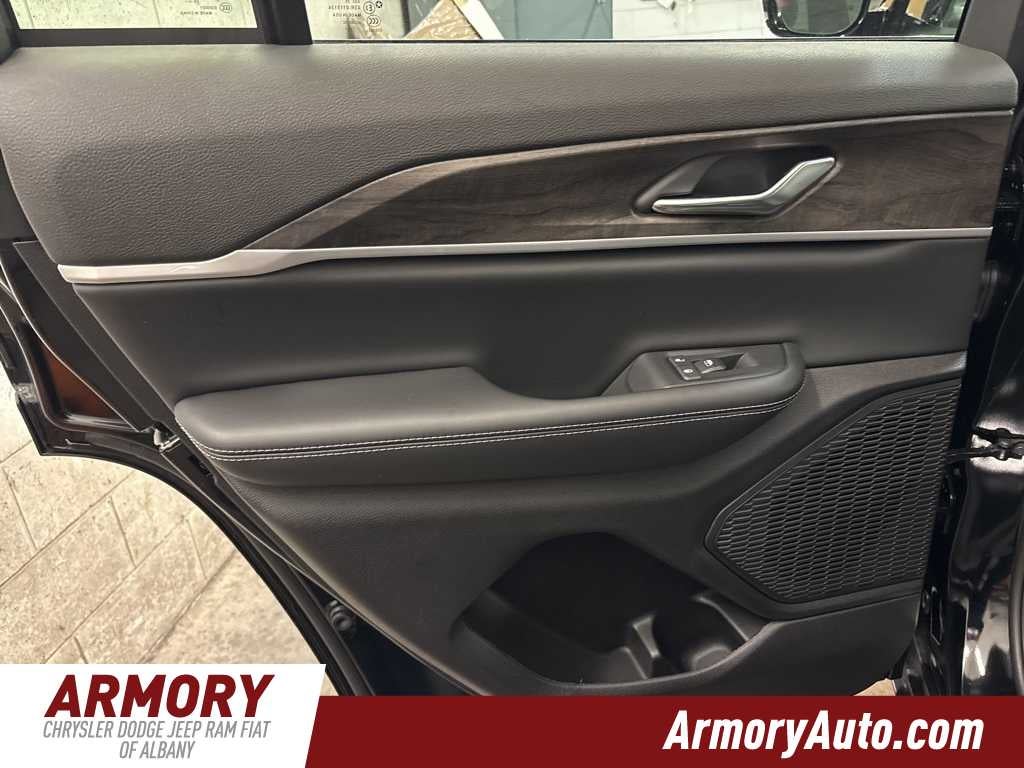 2026 Jeep Grand Cherokee Laredo Altitude