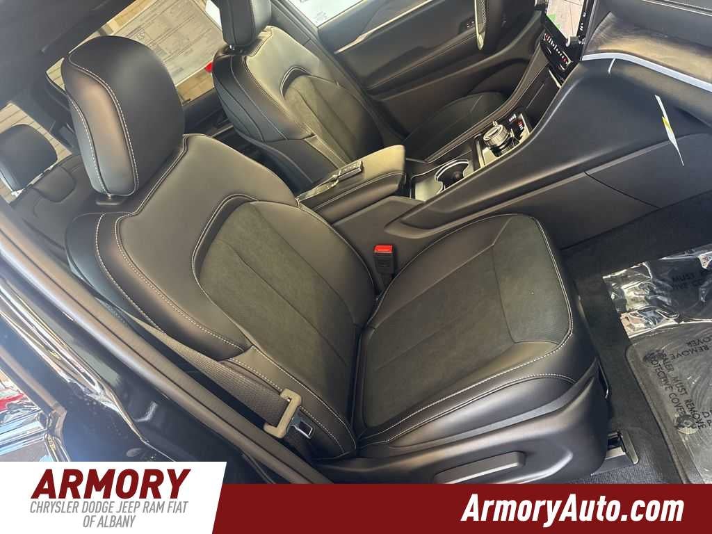 2026 Jeep Grand Cherokee Laredo Altitude