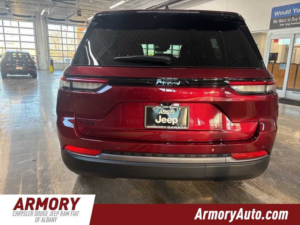 2026 Jeep Grand Cherokee Laredo Altitude