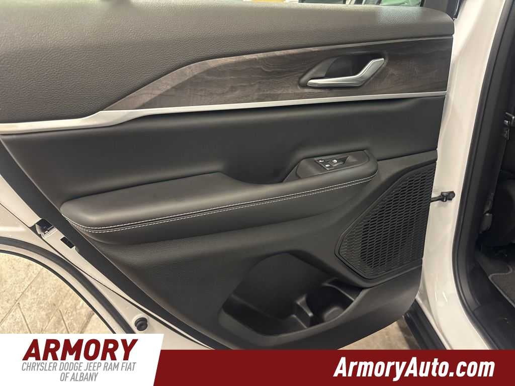 2026 Jeep Grand Cherokee Laredo Altitude