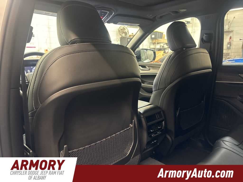 2026 Jeep Grand Cherokee Laredo Altitude