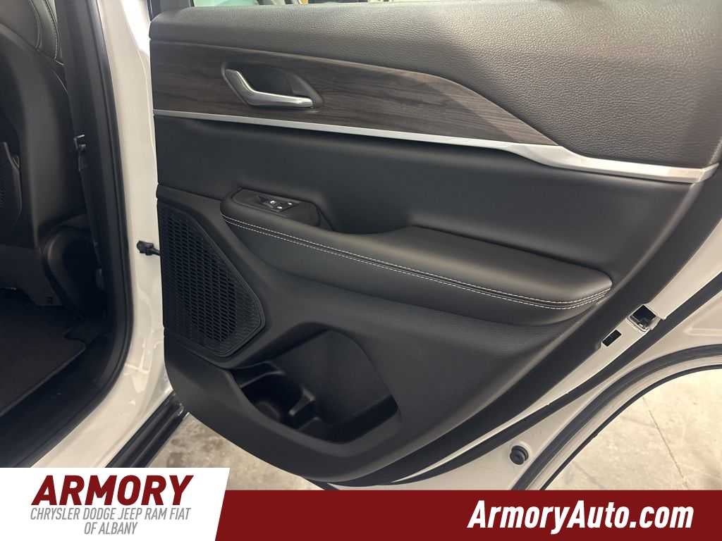 2026 Jeep Grand Cherokee Laredo Altitude
