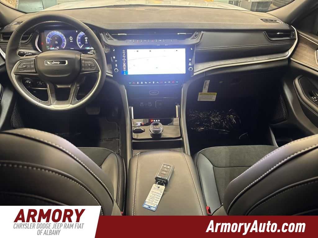 2026 Jeep Grand Cherokee Laredo Altitude