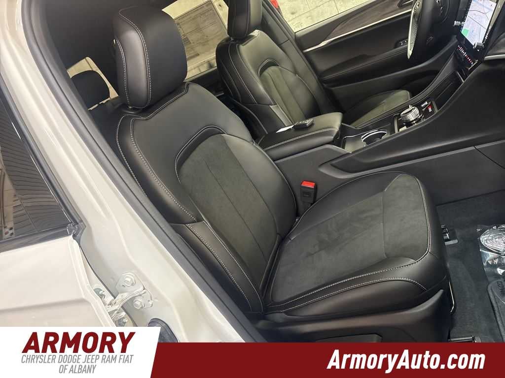 2026 Jeep Grand Cherokee Laredo Altitude