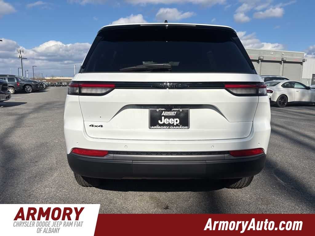 2026 Jeep Grand Cherokee Laredo Altitude