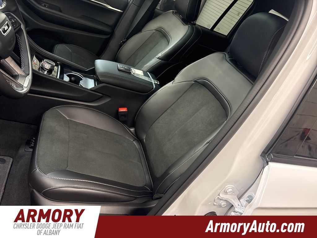 2026 Jeep Grand Cherokee Laredo Altitude