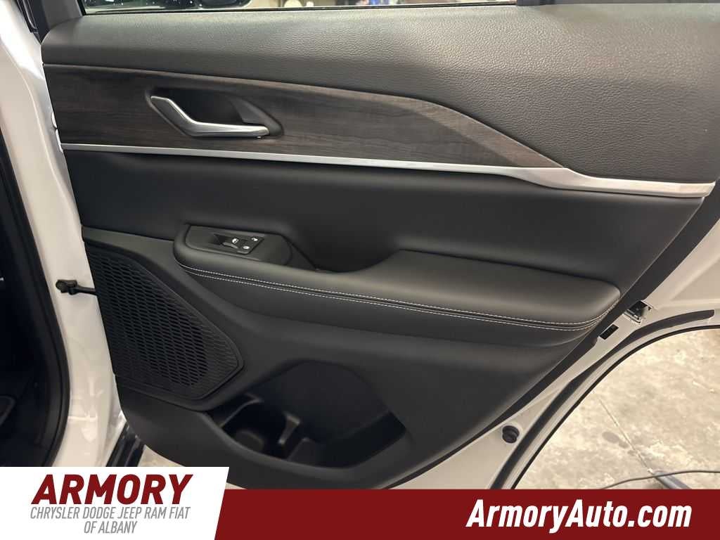 2026 Jeep Grand Cherokee Laredo Altitude