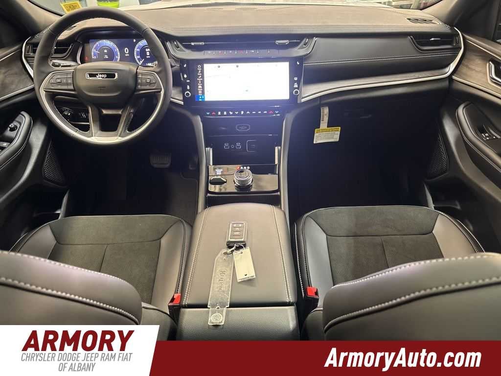 2026 Jeep Grand Cherokee Laredo Altitude