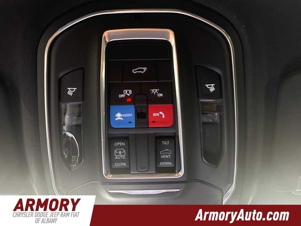2026 Jeep Grand Cherokee Laredo Altitude