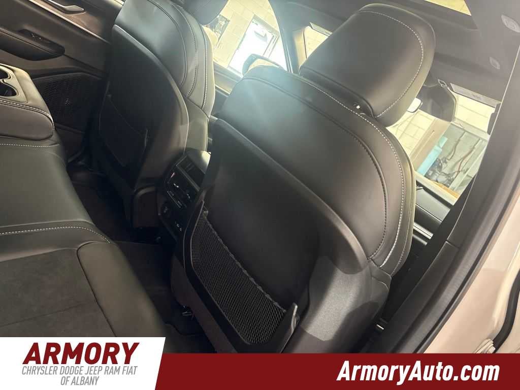 2026 Jeep Grand Cherokee Laredo Altitude