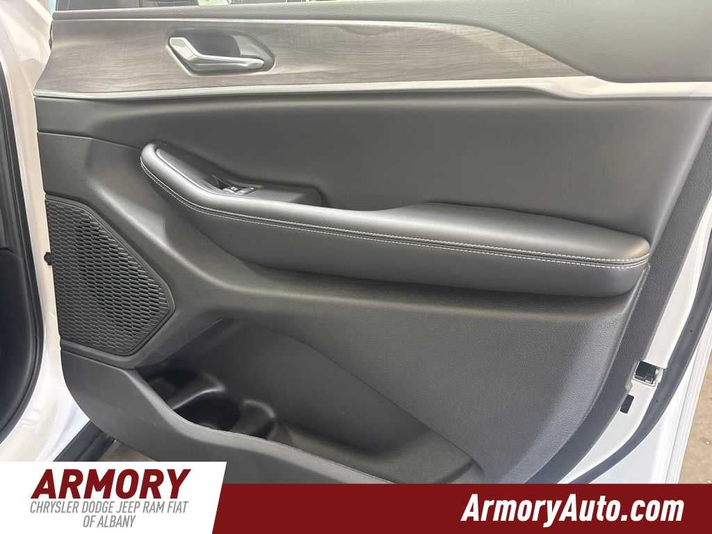 2026 Jeep Grand Cherokee Laredo Altitude