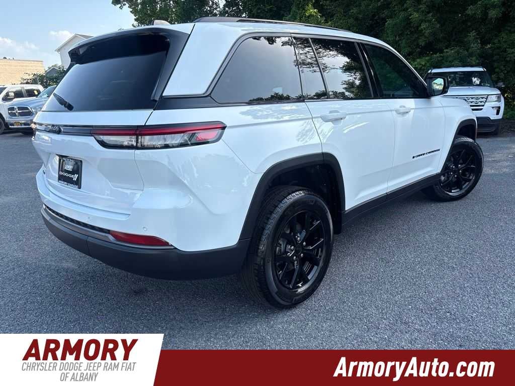 2026 Jeep Grand Cherokee Laredo Altitude