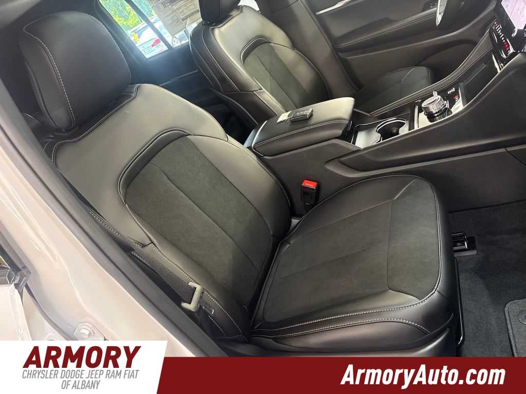 2026 Jeep Grand Cherokee Laredo Altitude