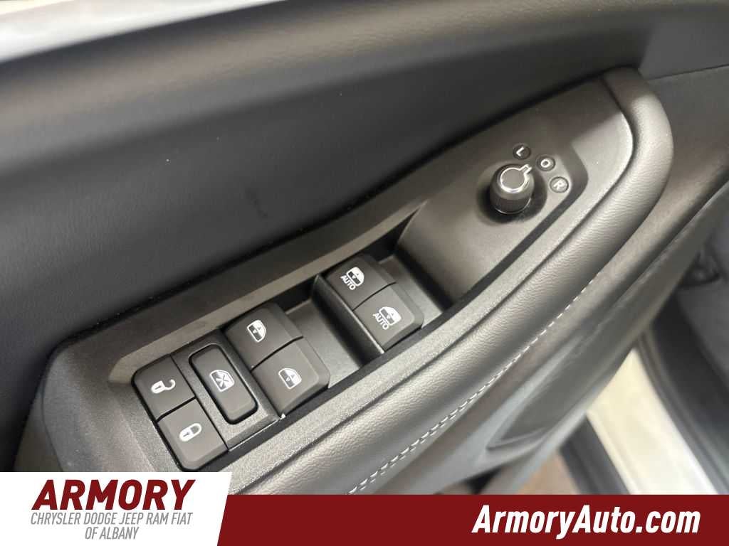 2026 Jeep Grand Cherokee Laredo Altitude
