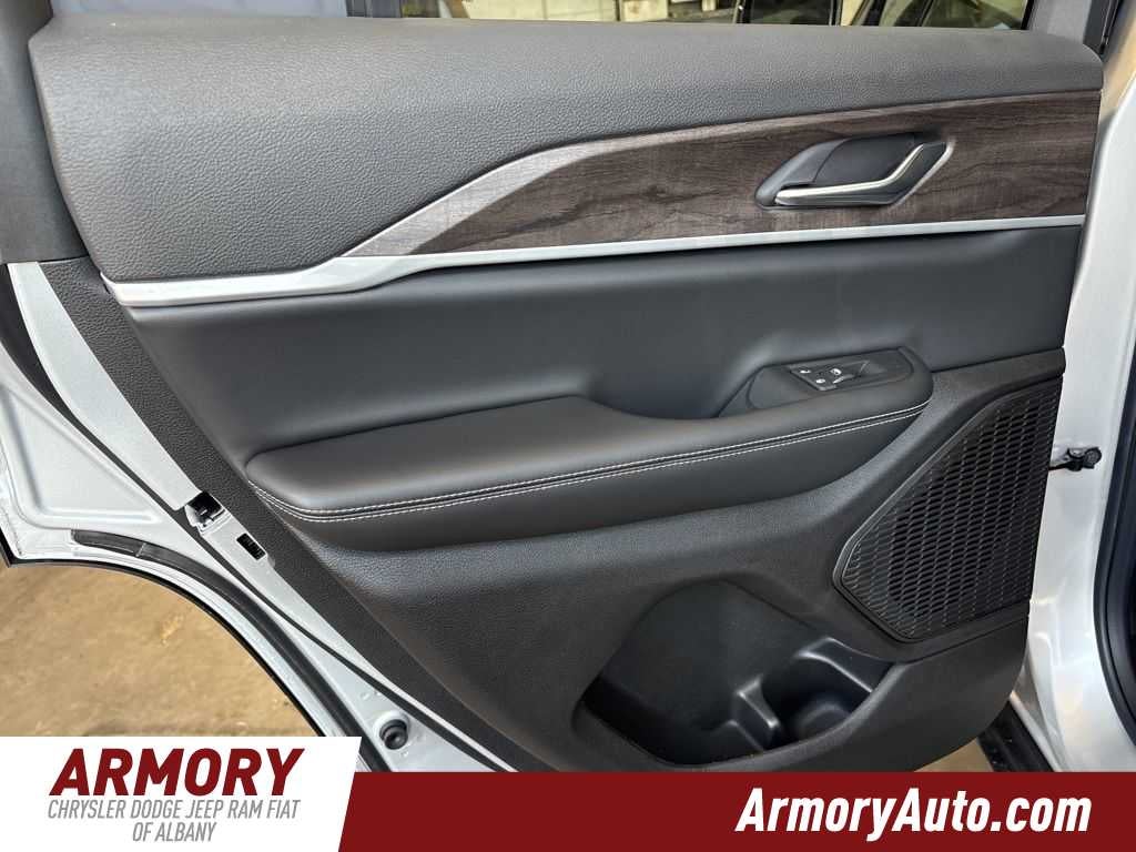 2026 Jeep Grand Cherokee Laredo Altitude