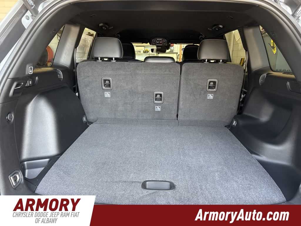 2026 Jeep Grand Cherokee Laredo Altitude