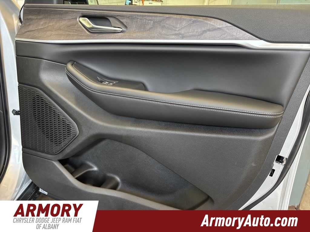 2026 Jeep Grand Cherokee Laredo Altitude
