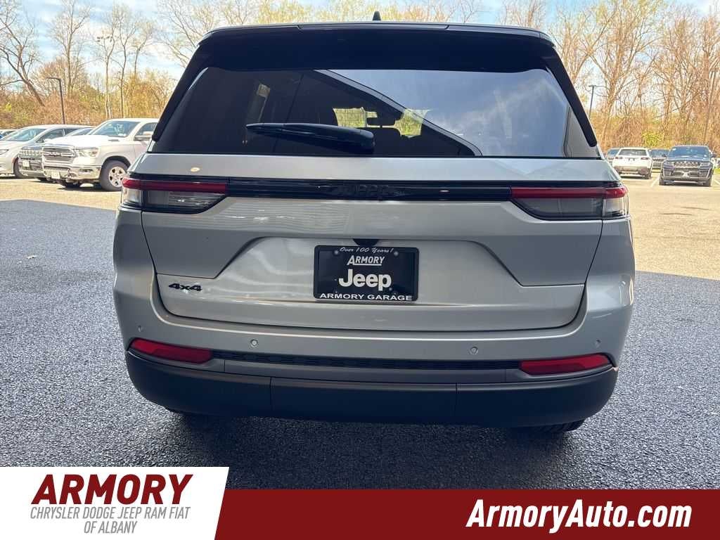 2026 Jeep Grand Cherokee Laredo Altitude