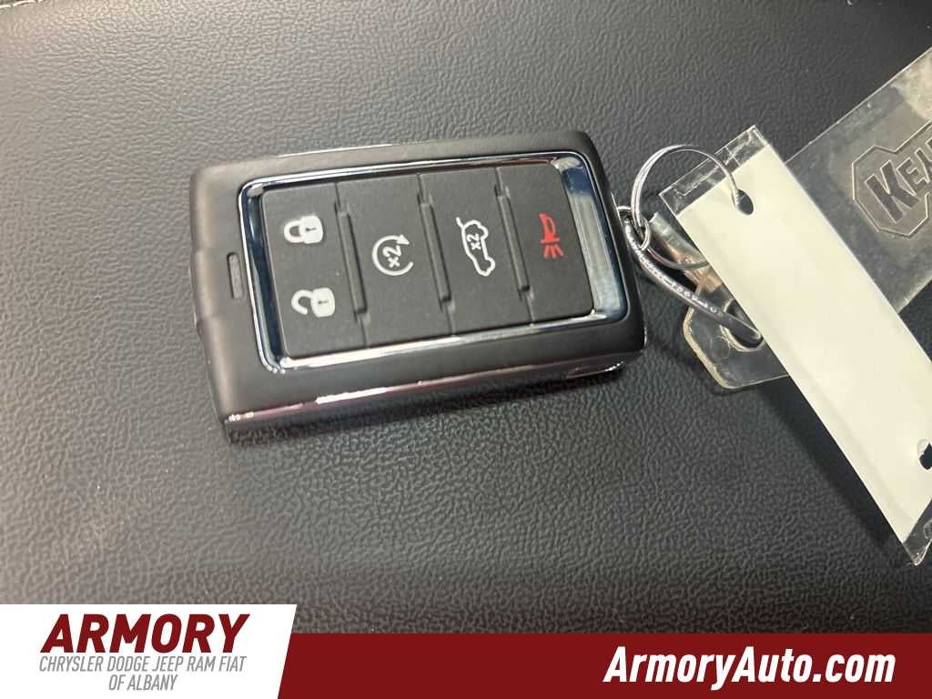 2026 Jeep Grand Cherokee Laredo Altitude