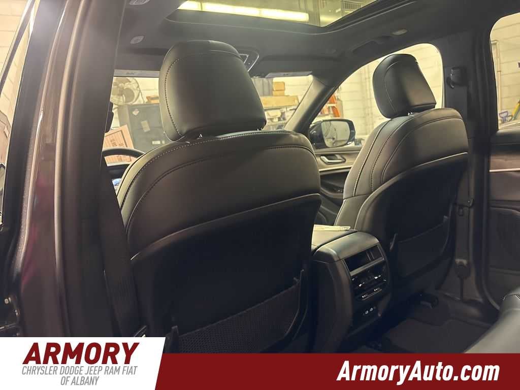 2026 Jeep Grand Cherokee Laredo Altitude