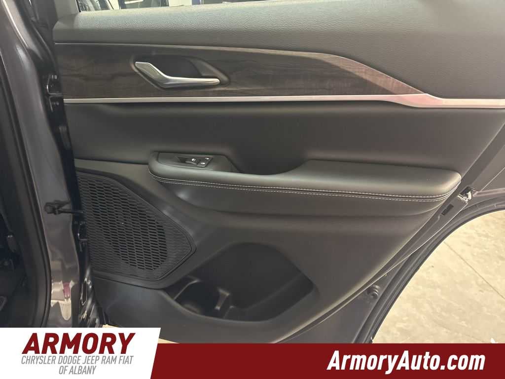 2026 Jeep Grand Cherokee Laredo Altitude