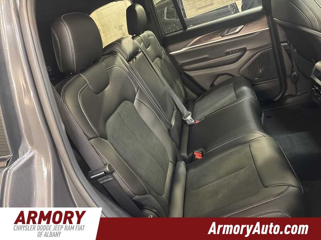 2026 Jeep Grand Cherokee Laredo Altitude